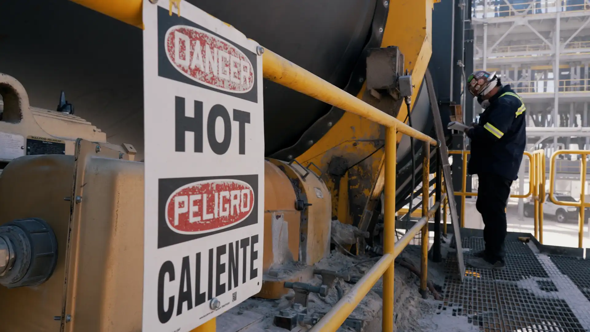 frac-sand-plant-technician-working dried-frac-sand-pile-loading